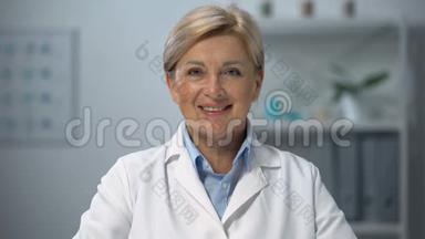 职业女医生，穿着制服对着镜头微笑